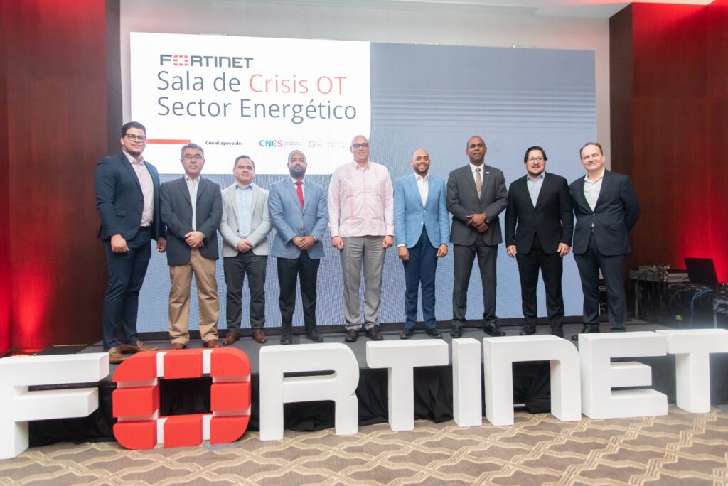 Los directores del CNCS, Juan Gabriel Gautreaux, Carlos Leonardo y Omar de los Santos; de Fortinet, Claudio Núñez y de la Superintendencia de Electricidad, Iván Ortiz, entre otros ejecutivos.