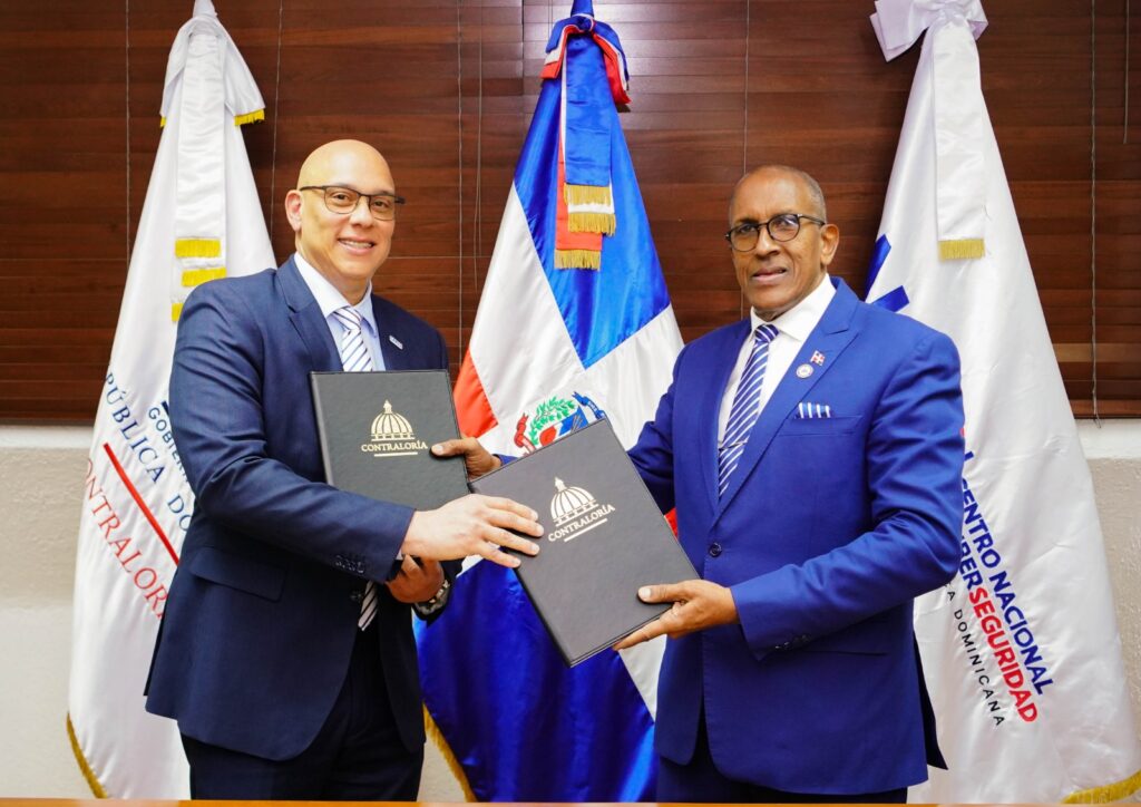 El director ejecutivo del CNCS, Juan Gabriel Gautreaux y el contralor general, Félix Santana García.