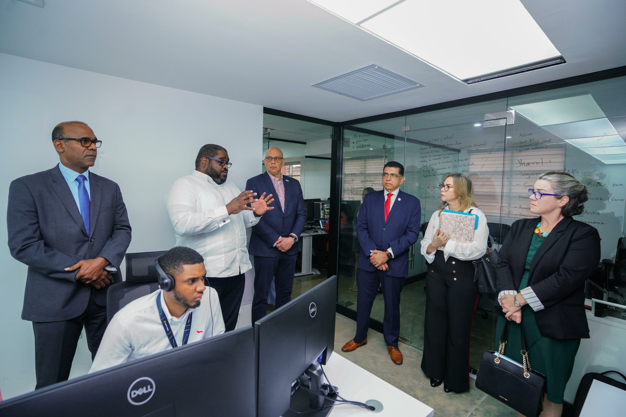 Representante del gobierno EE.UU. visita el Centro Nacional de Ciberseguridad; valora cooperación con embajada en RD