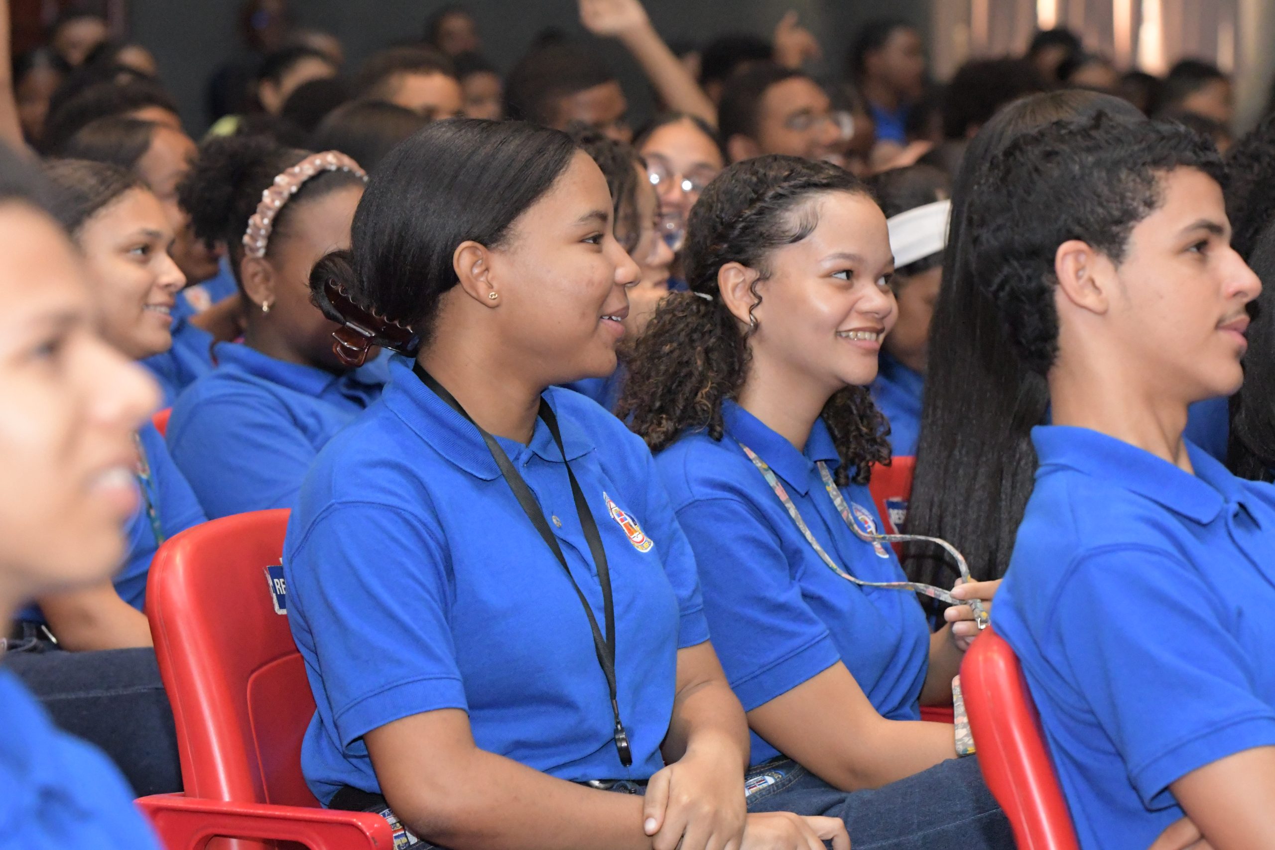 CNCS sensibiliza a más de 300 estudiantes sobre los riesgos del mundo digital del Instituto Politécnico Loyola