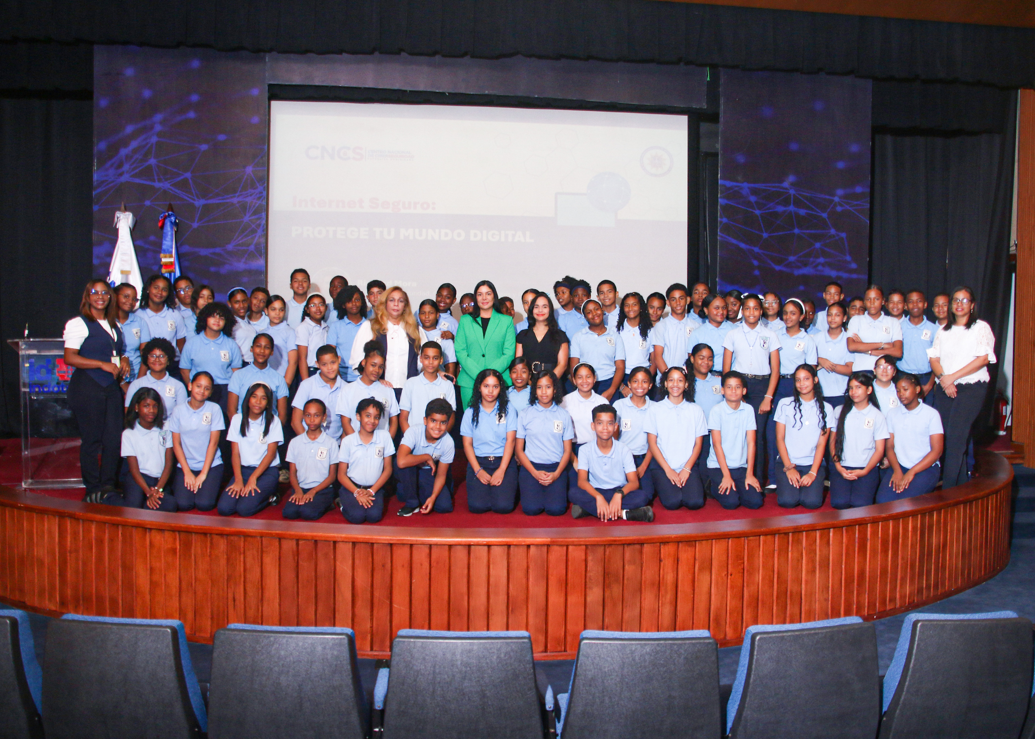 Estudiantes del Centro Educativo Rosa Duarte fortalecen conocimientos sobre seguridad digital  en visita al CNCS